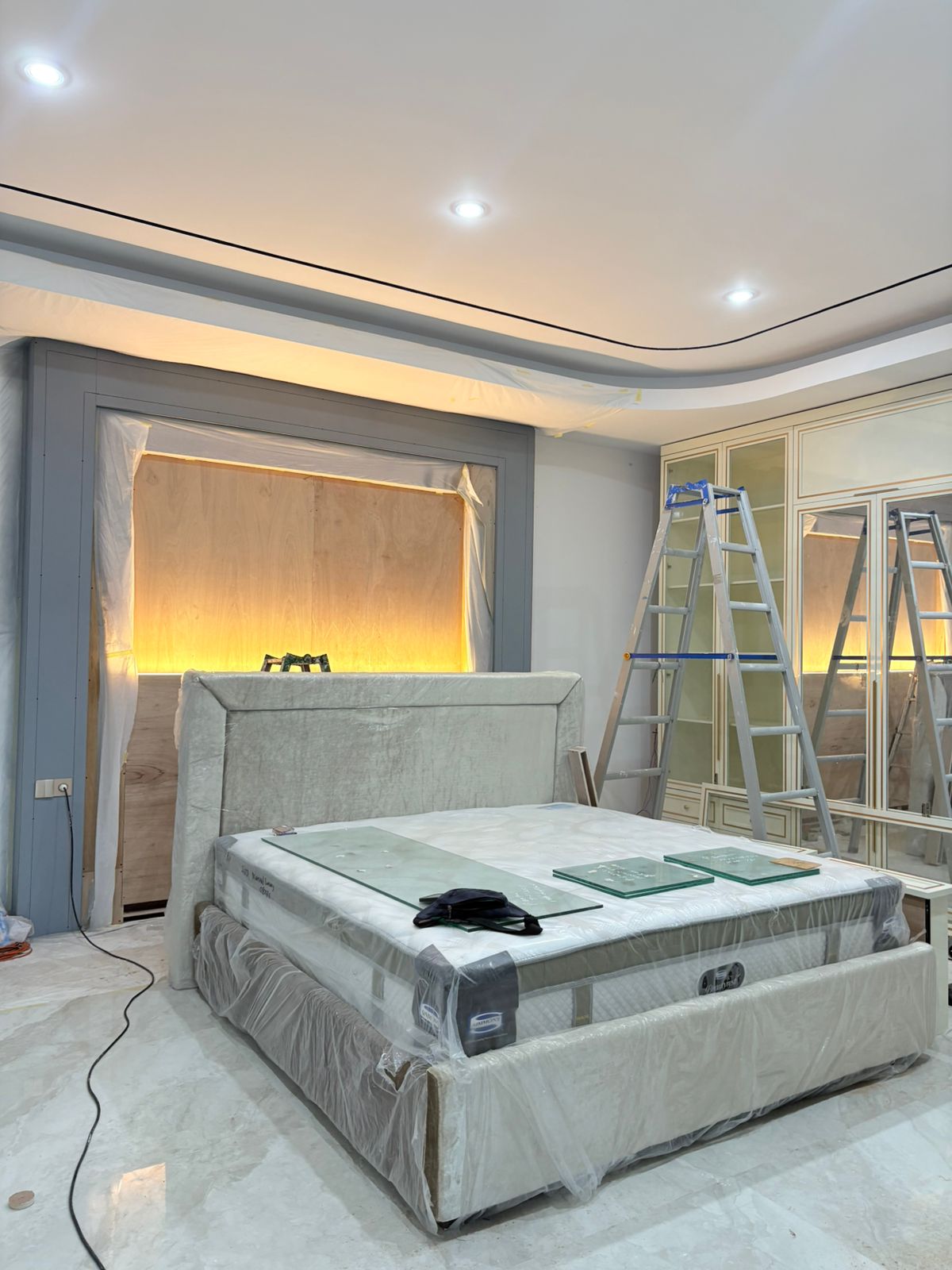 Kamar Backdrop Kayu Ambient