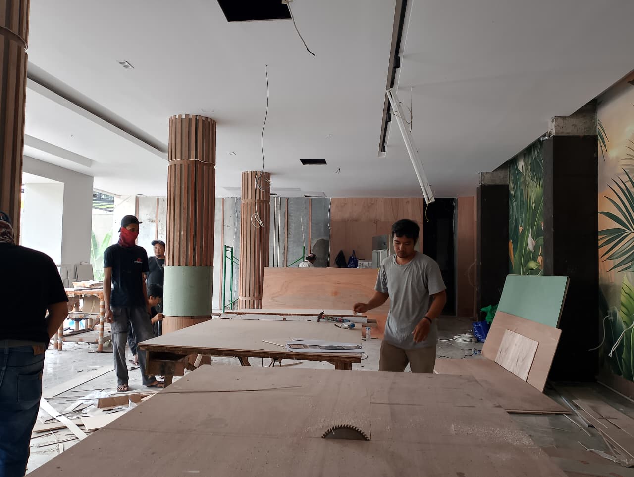 Pemasangan Panel Kayu Cafe