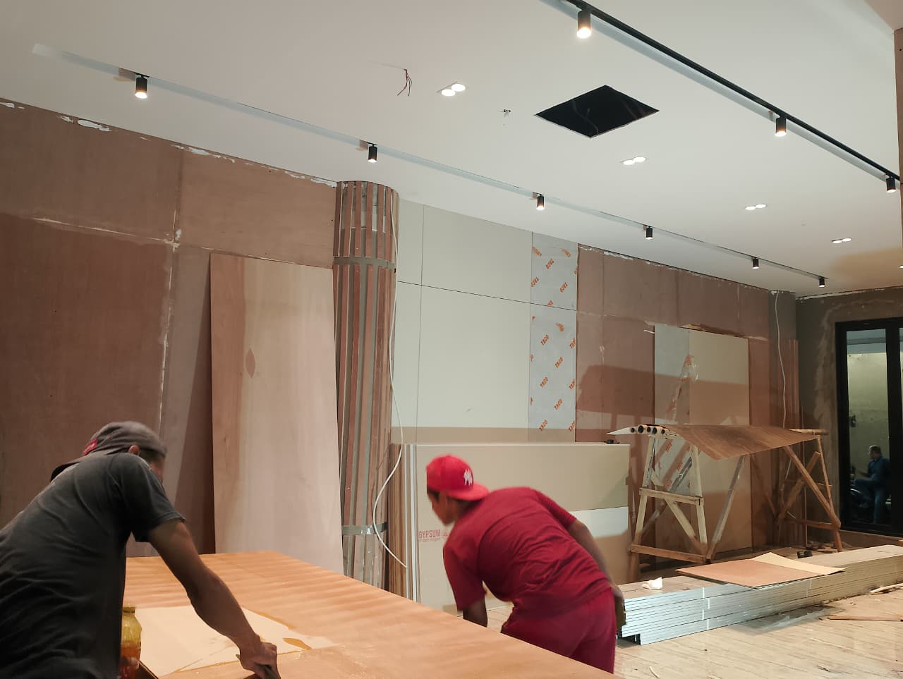 Pemasangan Panel Dinding Track Light